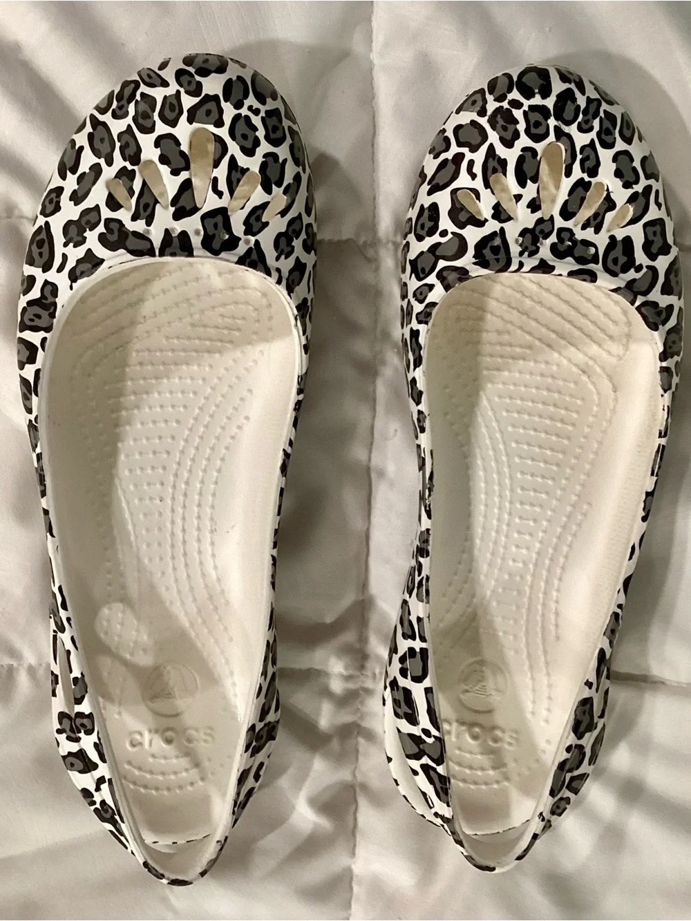 CROCS Women’s Size 8 Kadee Leopard-Print Ballet Flats in White and Black-EUC